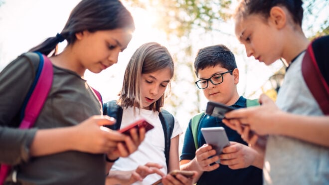 keeping-kids-safe-on-social-media-featured